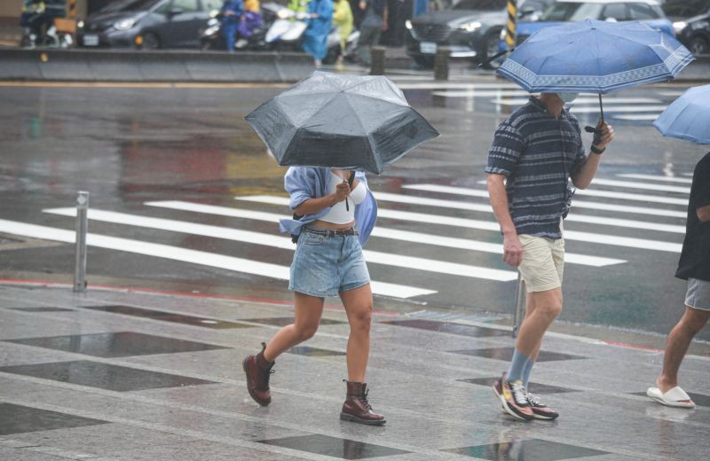 ▲過去經常發生縣市政府宣布放颱風假的時機點太奇怪，害家長得冒風雨接小孩回家引發爭議。（示意圖／記者葉政勳攝，2022.09.03）