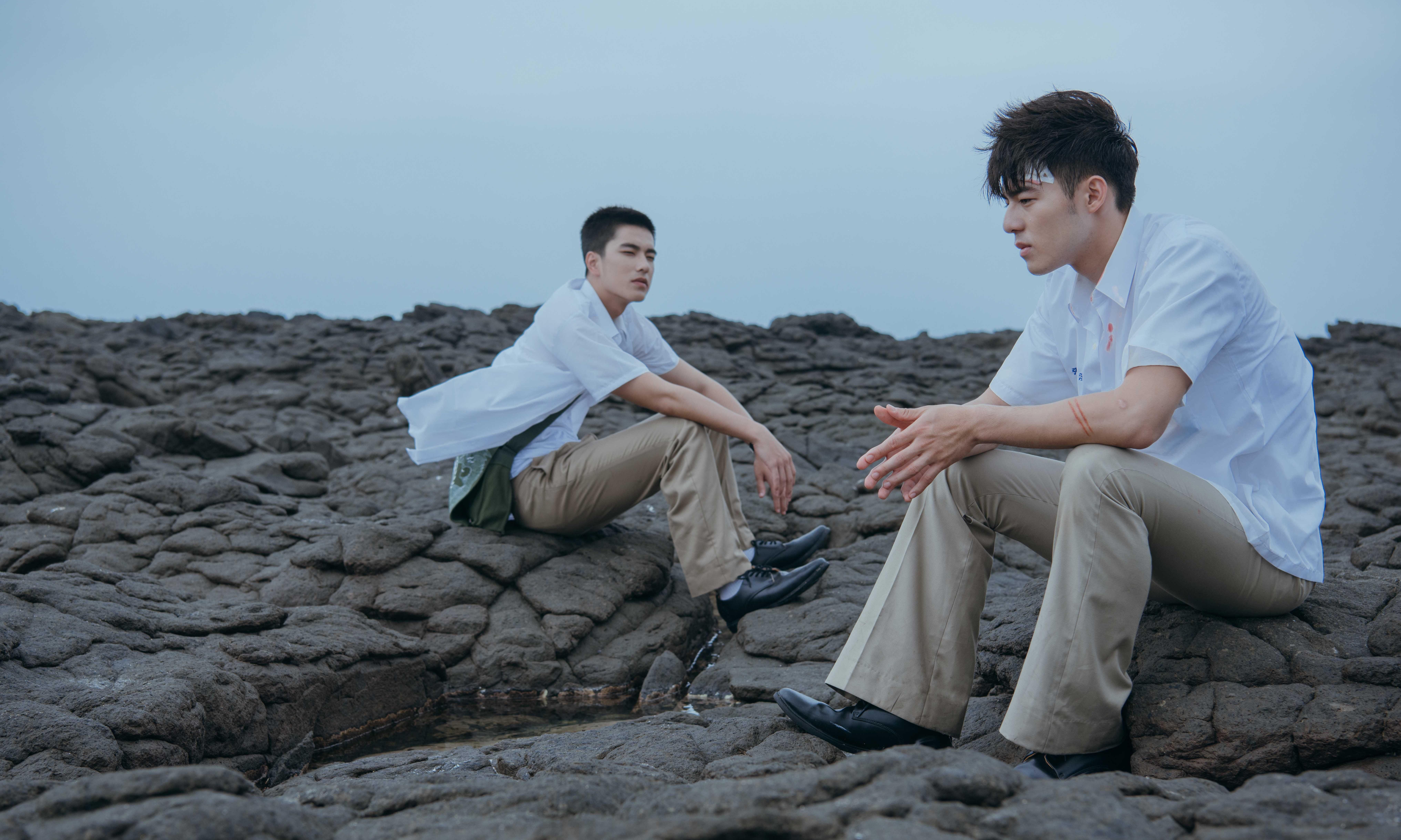 《刻在你心底的名字》陳昊森（右）與曾敬驊遠赴澎湖無人島對戲_氧氣電影提供