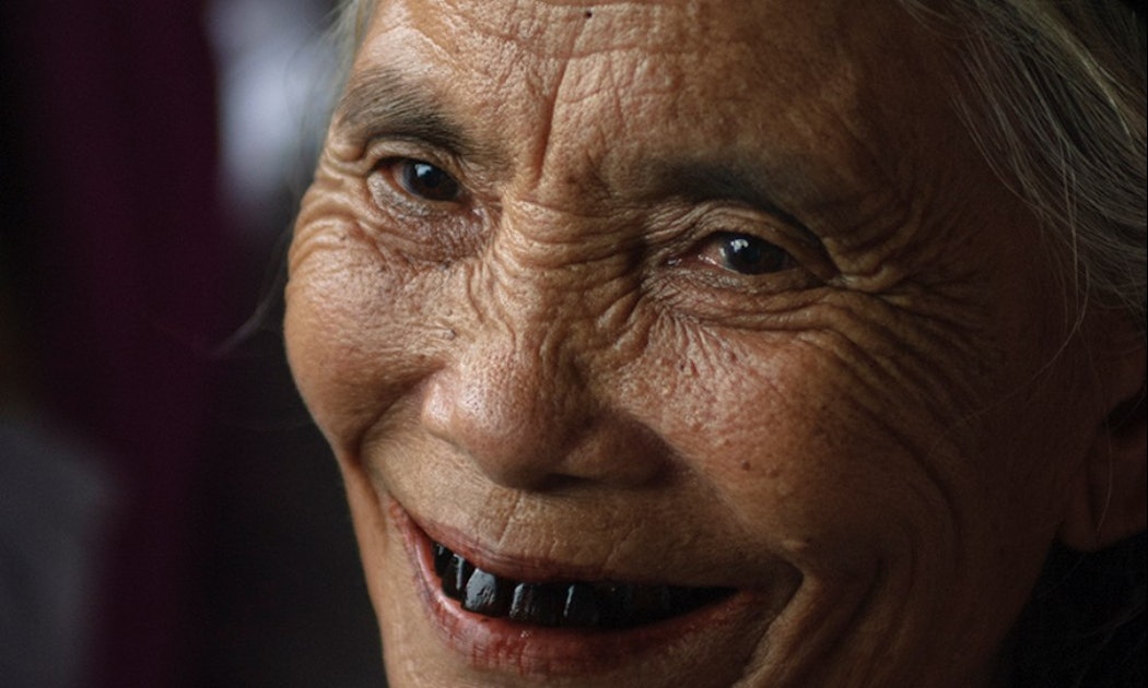 File:Vietnamese old woman with black teeth.jpg - Wikipedia
