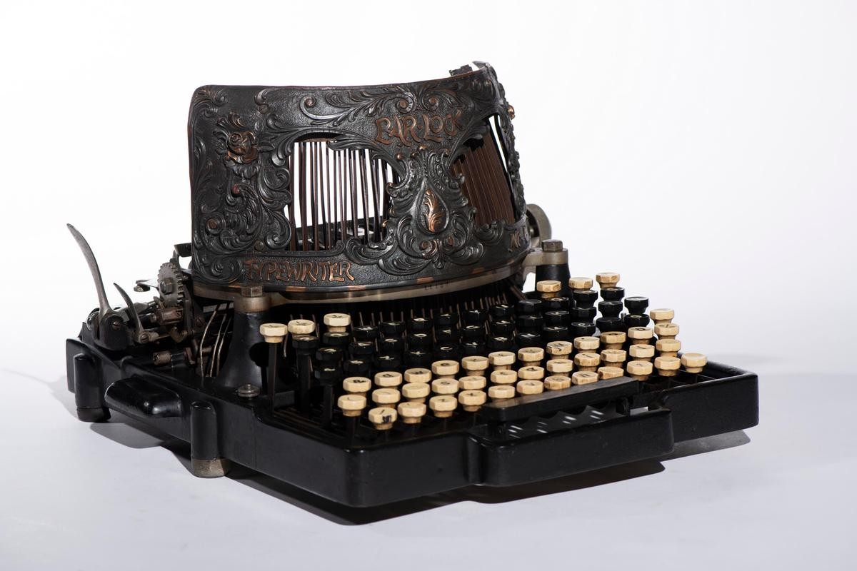 奇美博物館產業類典藏〈哥倫比亞鎖臂式4號打字機〉，美國，1894年。 （奇美博物館提供）