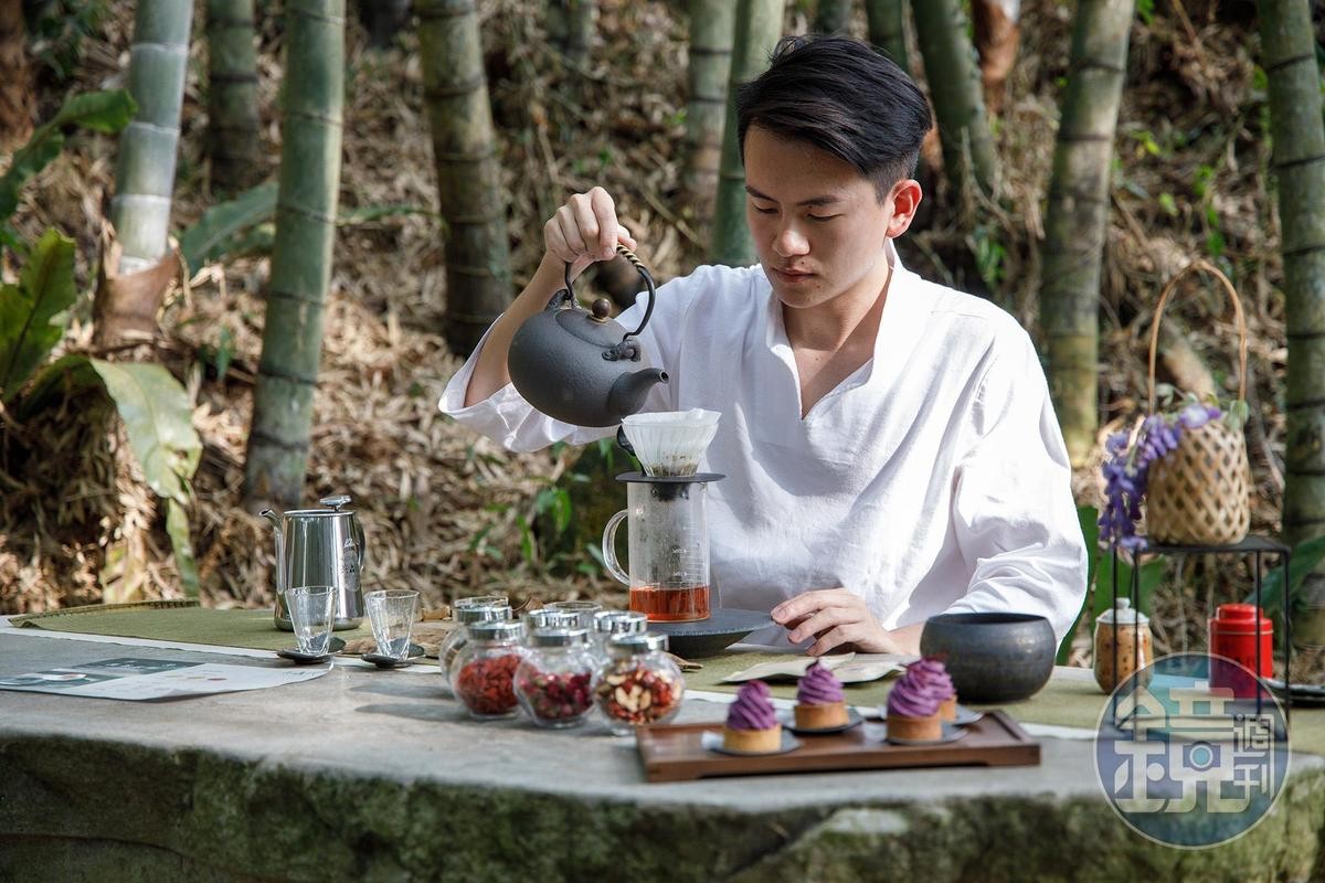 許晉嘉是山上老字號茶行「茶叄代 茗園製茶所」的第三代，他為傳統的高山烏龍茶喝法注入新體驗。