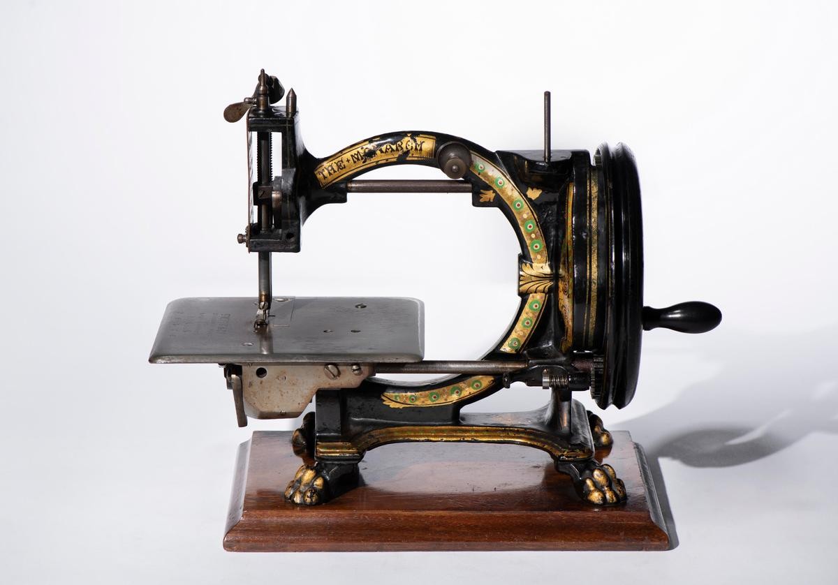奇美博物館產業類典藏〈皇家君主縫紉機〉，英國，1874-1875年。（奇美博物館提供）