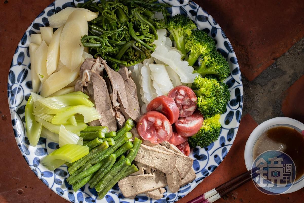 因為現在客人講究健康，「魯熟肉」的蔬菜選項更多，最特別的就是紅色粉腸，口感QQ的又吃得到豬瘦肉丁。（依食材種類計價，20～50元／份）