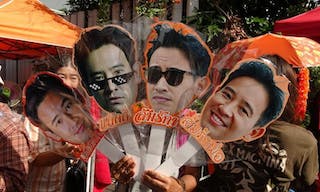 泰國前進黨支持者舉著造勢小物