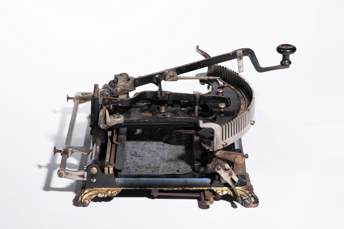 奇美博物館產業類典藏〈古爾與哈貝克公司柯斯莫波利特打字機〉，德國，1888年。（奇美博物館提供）
