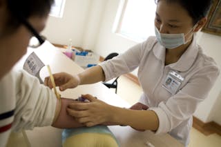 醫院_護士_看病_China - Jiangsu - Nanjing - Medical Care - A Nurse Draws Blood From a Patient