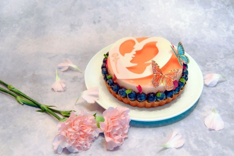 ▲台北新板希爾頓酒店推出的母親節蛋糕「Mom mom mua，親親我」，內層主要以草莓與覆盆莓為基底。（圖／新板希爾頓提供）