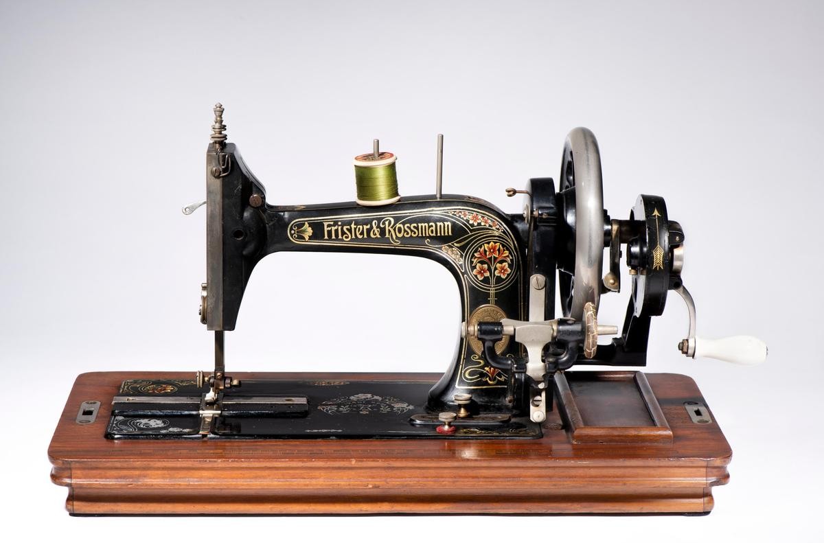 奇美博物館產業類典藏〈弗里斯特與羅斯曼TS Model K縫紉機〉，德國，約1926年。（奇美博物館提供）