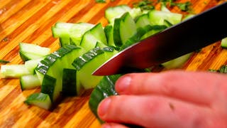 【Learn English-Phrase of the Day】Under Difficult Situations, Make Sure You are Cool as a Cucumber