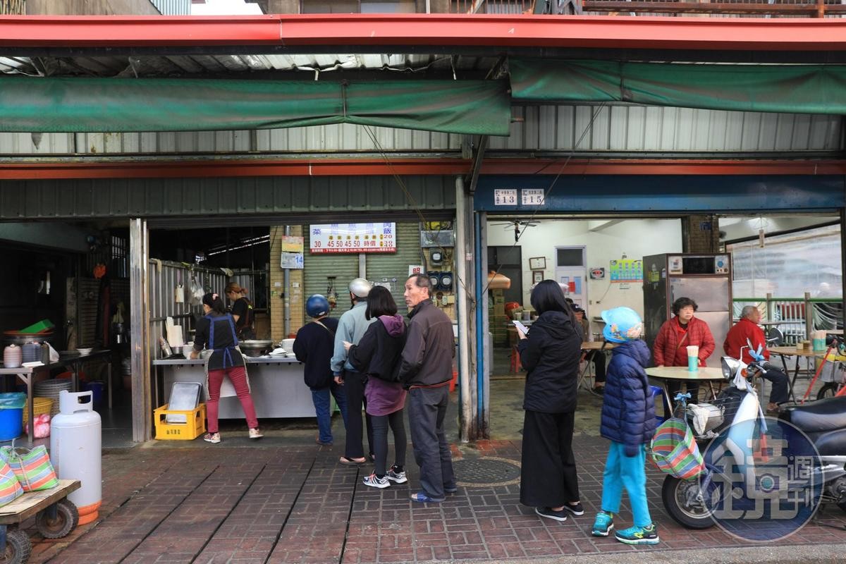 「正老牌草魚」開業超過50年，可以從早餐一直吃到宵夜。