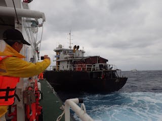 海巡署查緝中國籍漁船。圖片提供：陳昭倫