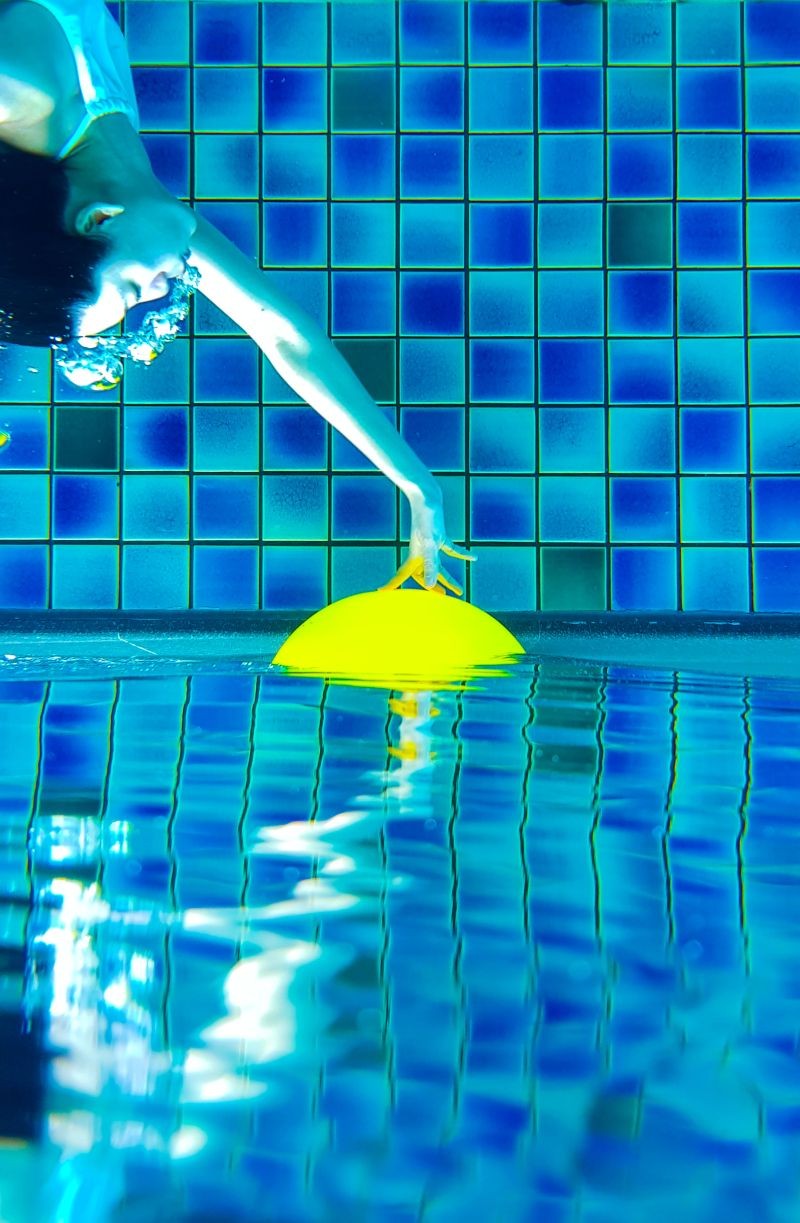 ▲除了泳池派對，台北W飯店還將有專業教練在碧波泳池開設夜間潛水課程。（圖／台北W飯店提供）