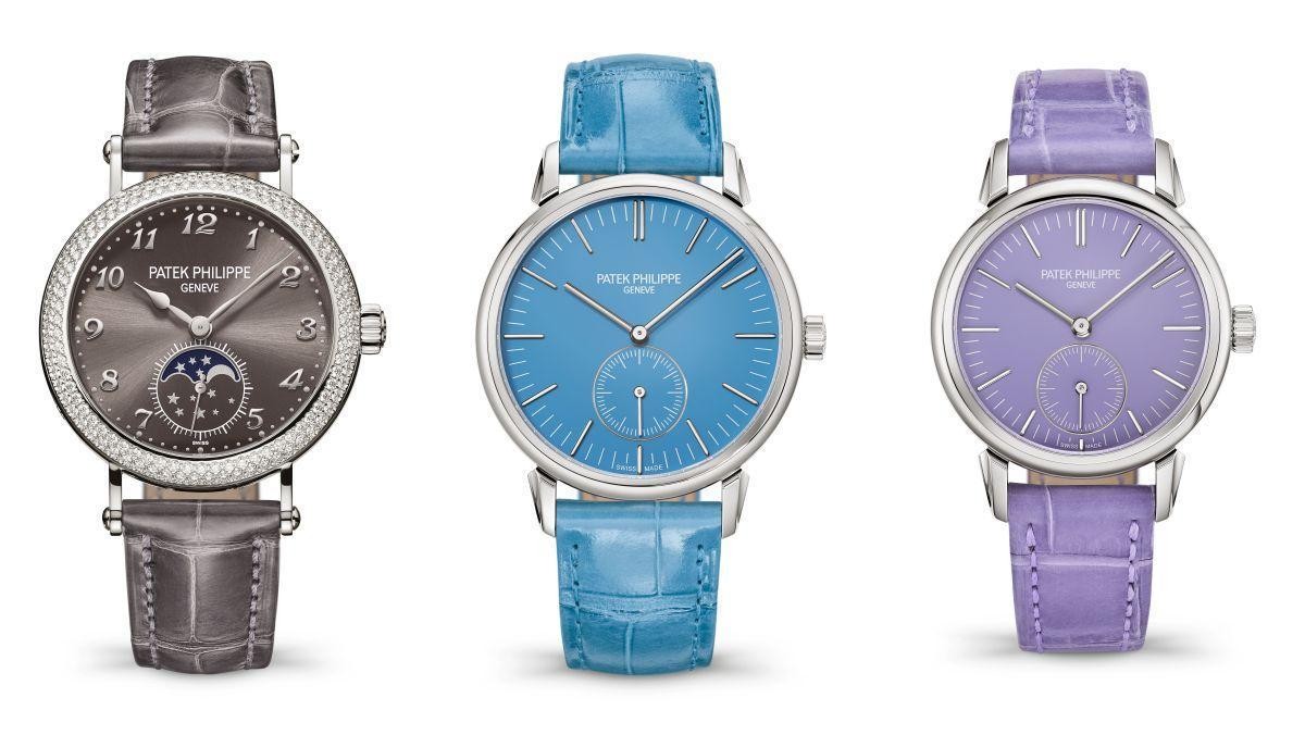 百達翡麗Calatrava系列為東京大展也推出少見的彩色男女對錶（右二）。藍色漆質面盤錶款6127G為男錶款，錶徑36mm；紫色漆質面盤錶款7127G為女錶款，錶徑31mm，兩者都搭載手上鏈215PS機芯，以成套的禮盒組發售，限量300組，僅限日本市場銷售。左一為女用月相珠寶錶款。