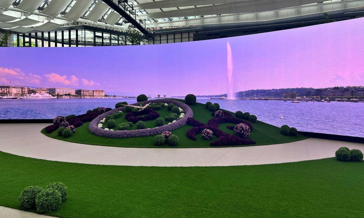 一走進展場，首先映入眼簾的是利用造景以及環景LED大螢幕所塑造出來的日內瓦湖畔花鐘與大噴泉景色。