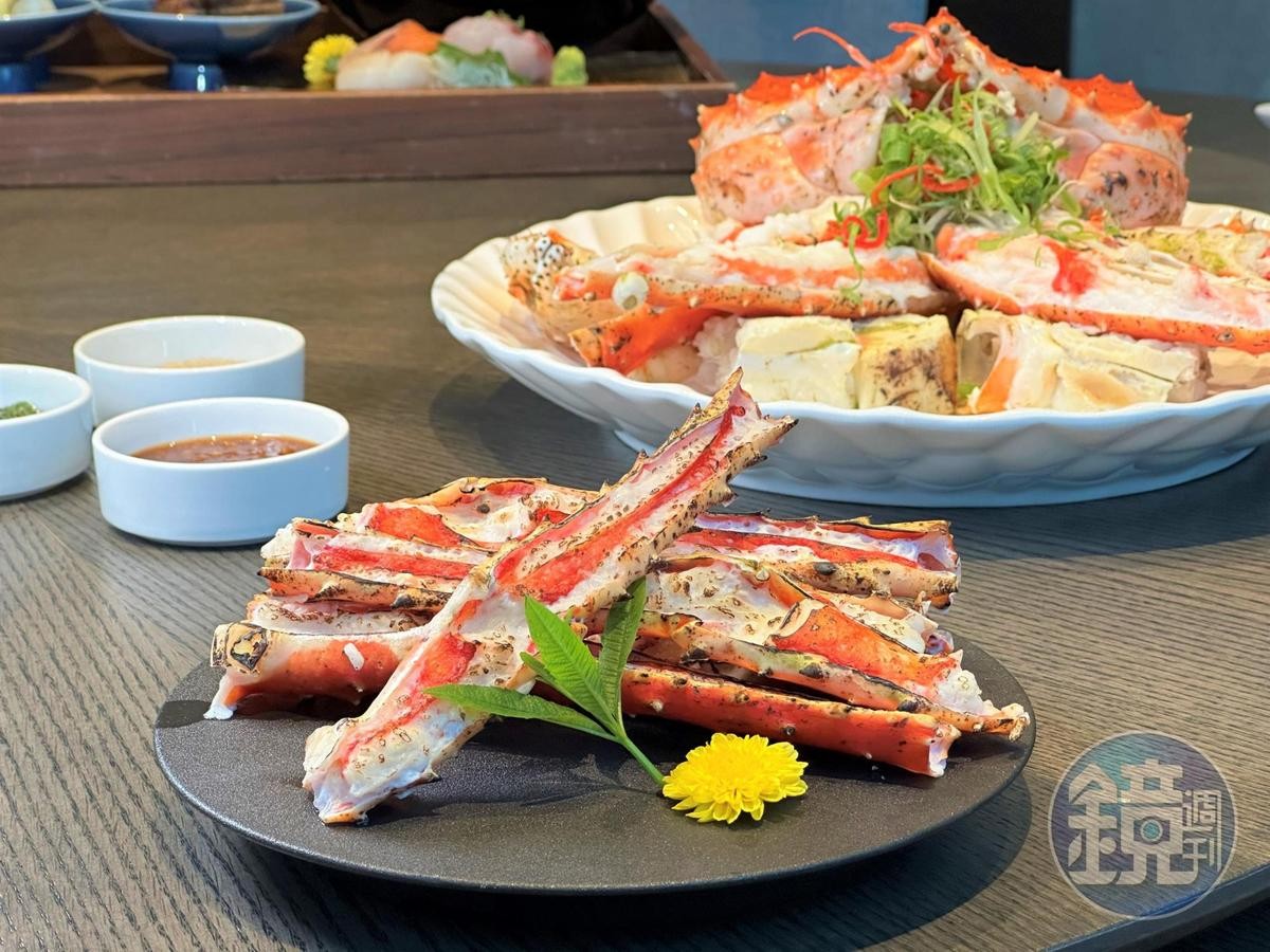 「北海道帝王蟹兩吃」可以吃到清蒸的蟹身、用火烤的蟹腳，肉質Q彈甜美。（時價，約1,200元／100公克）