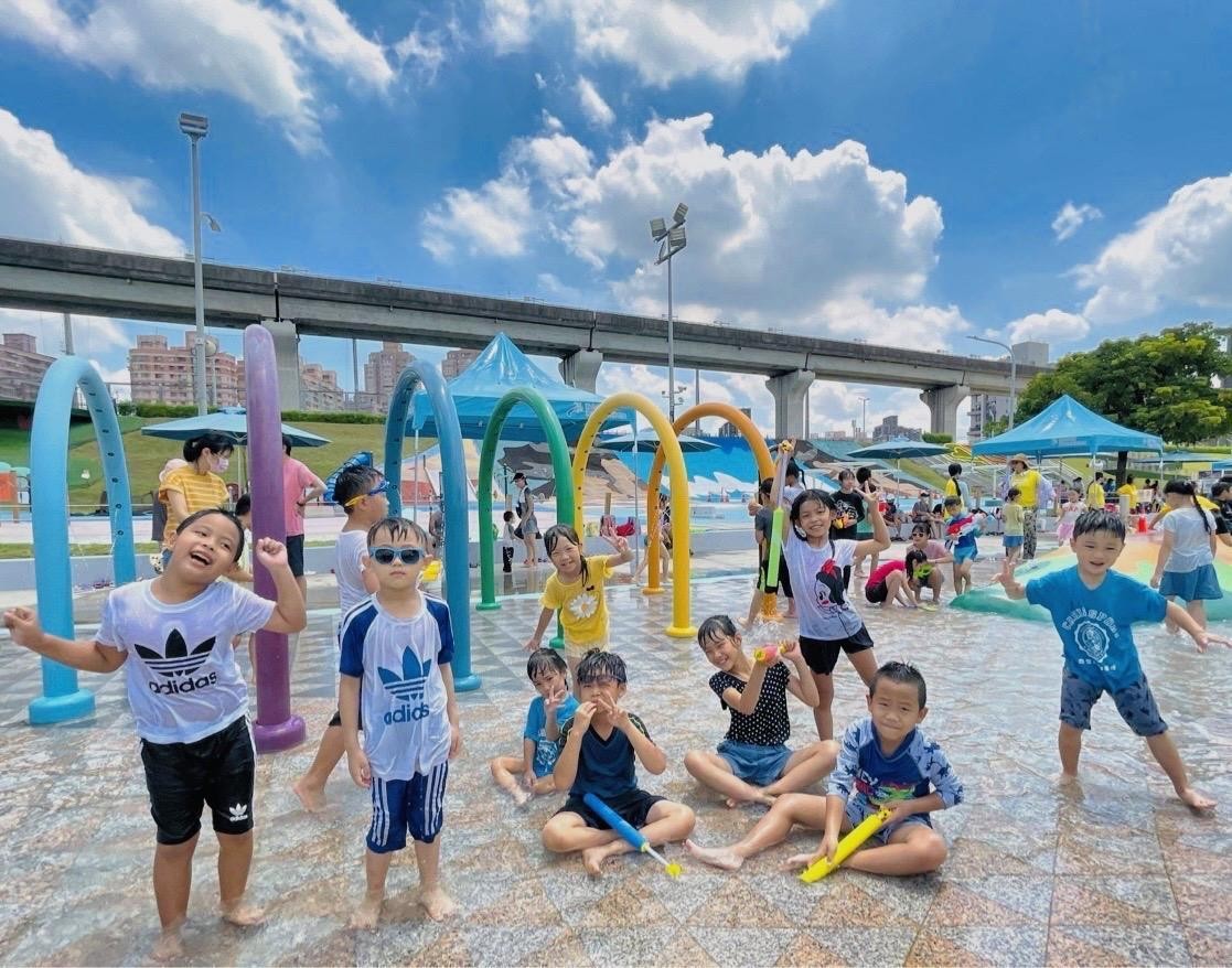 海世界水樂園讓孩子暑假玩水玩翻天。（新北高灘處提供）