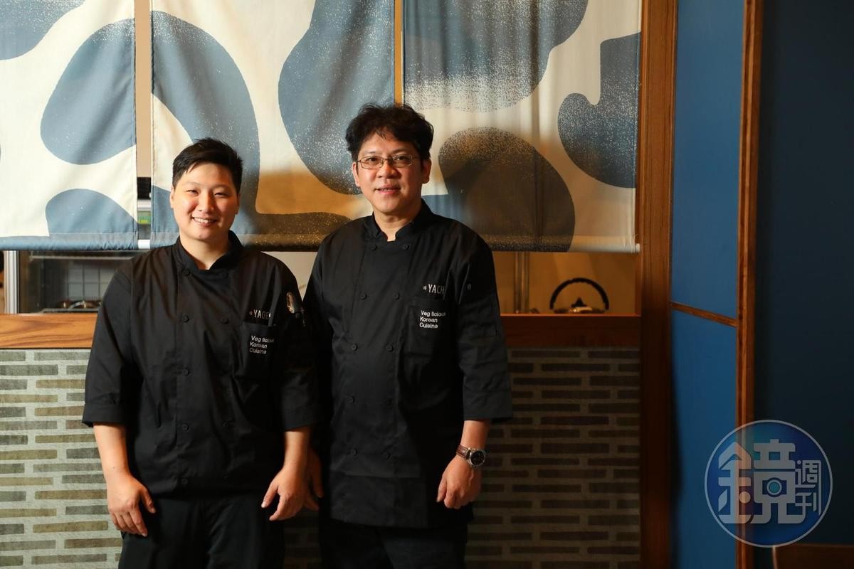 廚藝總監詹昇霖（右）與品牌主廚藍弘仙（左）帶領廚房團隊前去韓國受訓，學習真正的韓國料理。