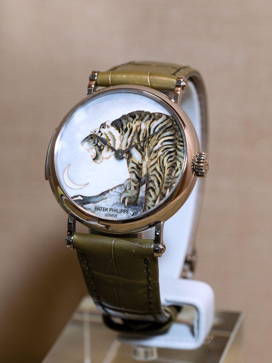 琺瑯工藝大師Anita Porchet 製作了三問報時錶款的琺瑯面盤，這款「老虎」錶款以掐絲琺瑯技法製作，限量5只。