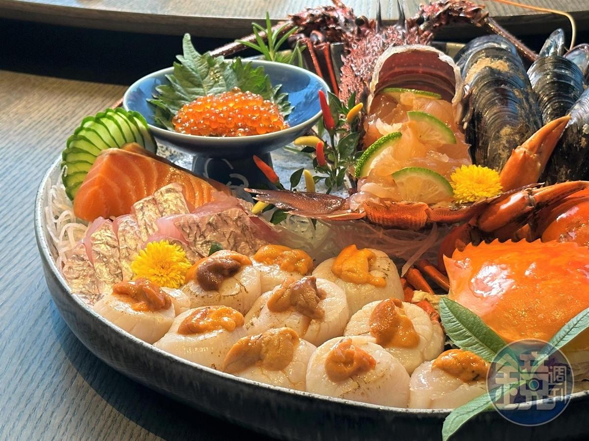「龍蝦海鮮拼盤」有龍蝦刺身、生食干貝、海膽、馬祖淡菜、魚子醬和時令生魚片。（8,888元／份）
