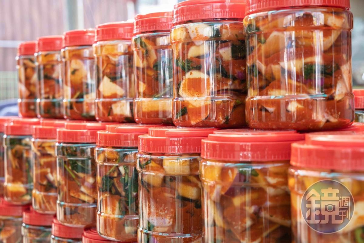 「大龍市場」入口處有許多攤商在販售自家醃製的辛奇。 