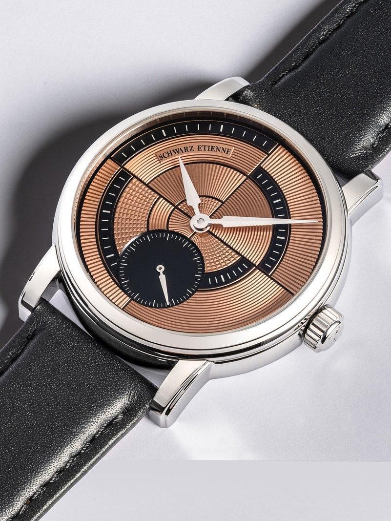 SCHWARZ ETIENNE（舒瓦茨）發表全新Geometry小三針腕錶，以自製ASE 200微型自動盤小三針錶款為基礎，結合鐘錶設計師Eric Giroud的創意，與獨立製錶師Kari Voutilainen的機雕面盤工藝。定價約USD23,490，限量100只。