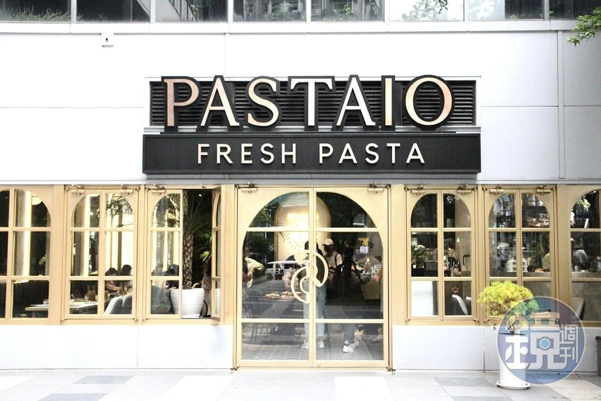 PASTAIO新店店低調座落於捷運站旁大樓之間，時尚輕奢的風格令人眼睛一亮。