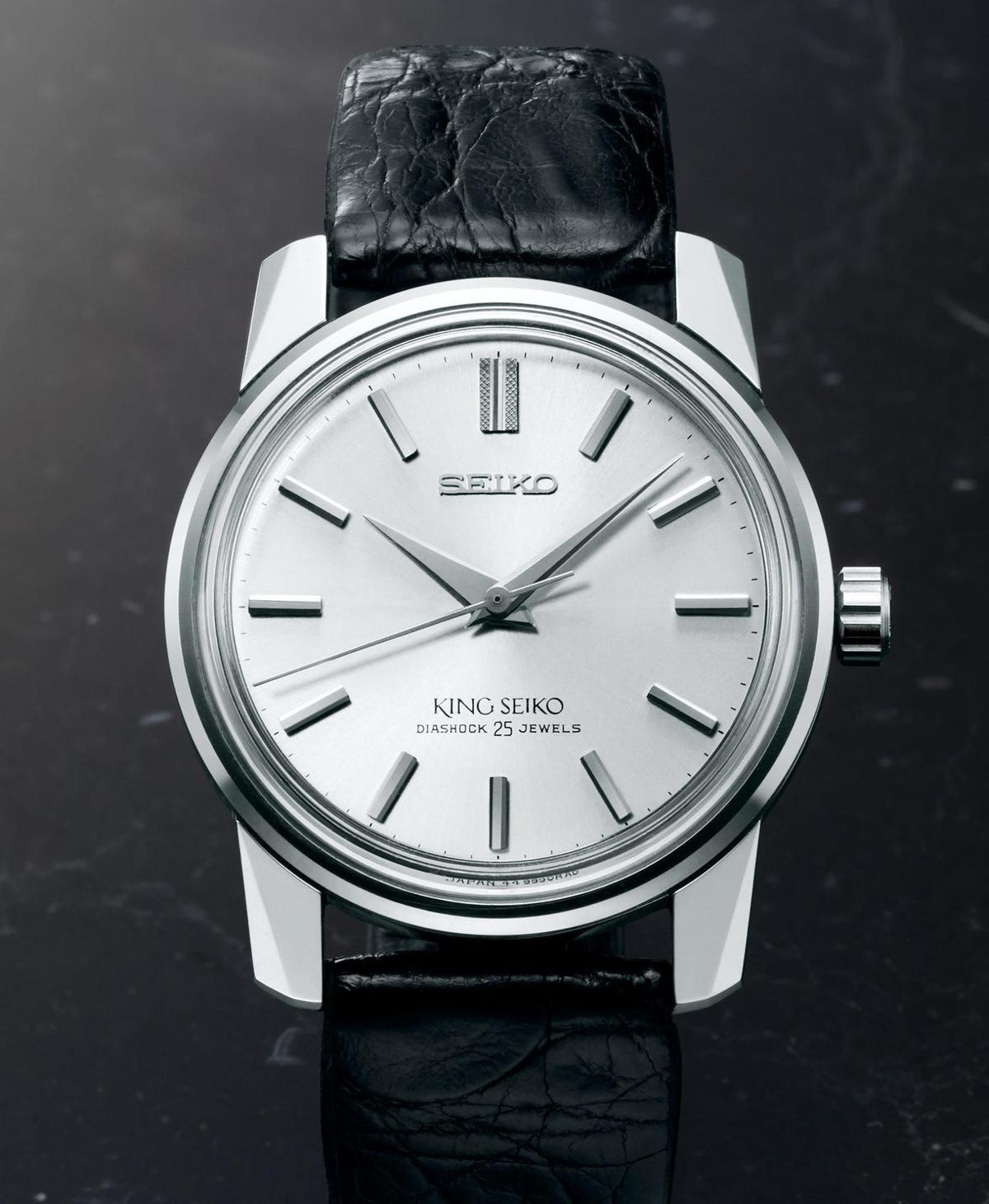 1965年SEIKO的King Seiko KSK 44-9990手上鍊錶款（被錶迷通稱為44KS）的原始錶款，其粗大錶耳有大面斜切設計。