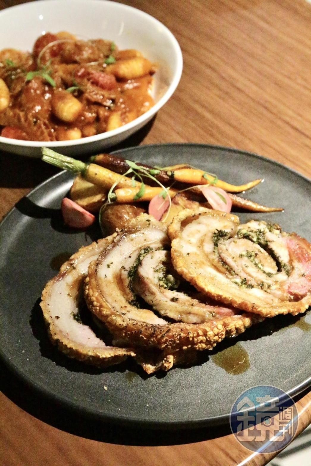 「羅馬脆皮豬肉卷」是古羅馬重要節日或節慶必備料理，費時費工打造出外皮香脆誘人、肉質多汁軟嫩的口感。（620元／份）