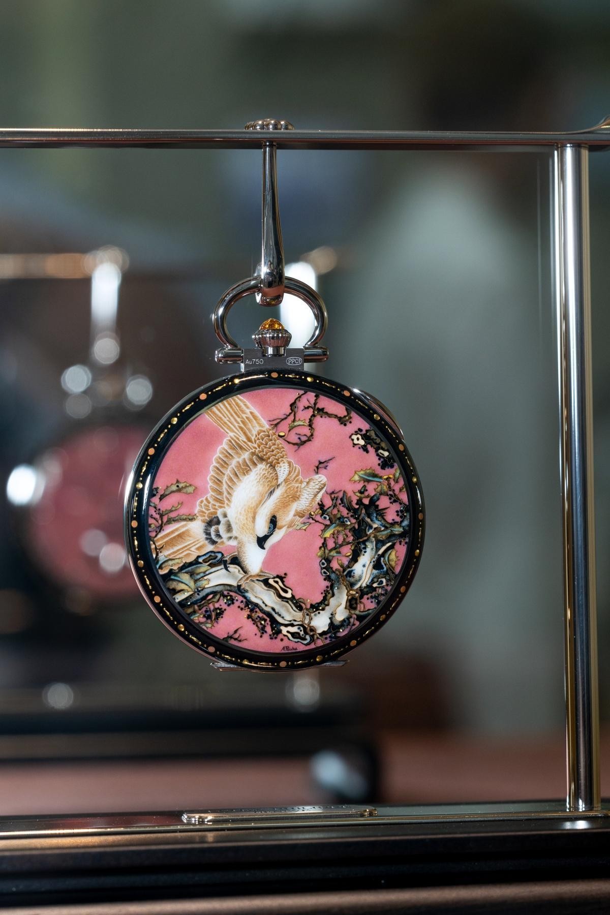 這枚名為《鷲》的懷錶（ref.995/135G-001），以掐絲琺瑯、金片琺瑯鑲嵌以及微繪琺瑯三種工藝，同時展現於此懷錶的錶殼上，製作過程複雜，必須在約880度的高溫下燒製約20次，全憑經驗與直覺控制不同琺瑯技法的火候，由Anita Porchet製作。