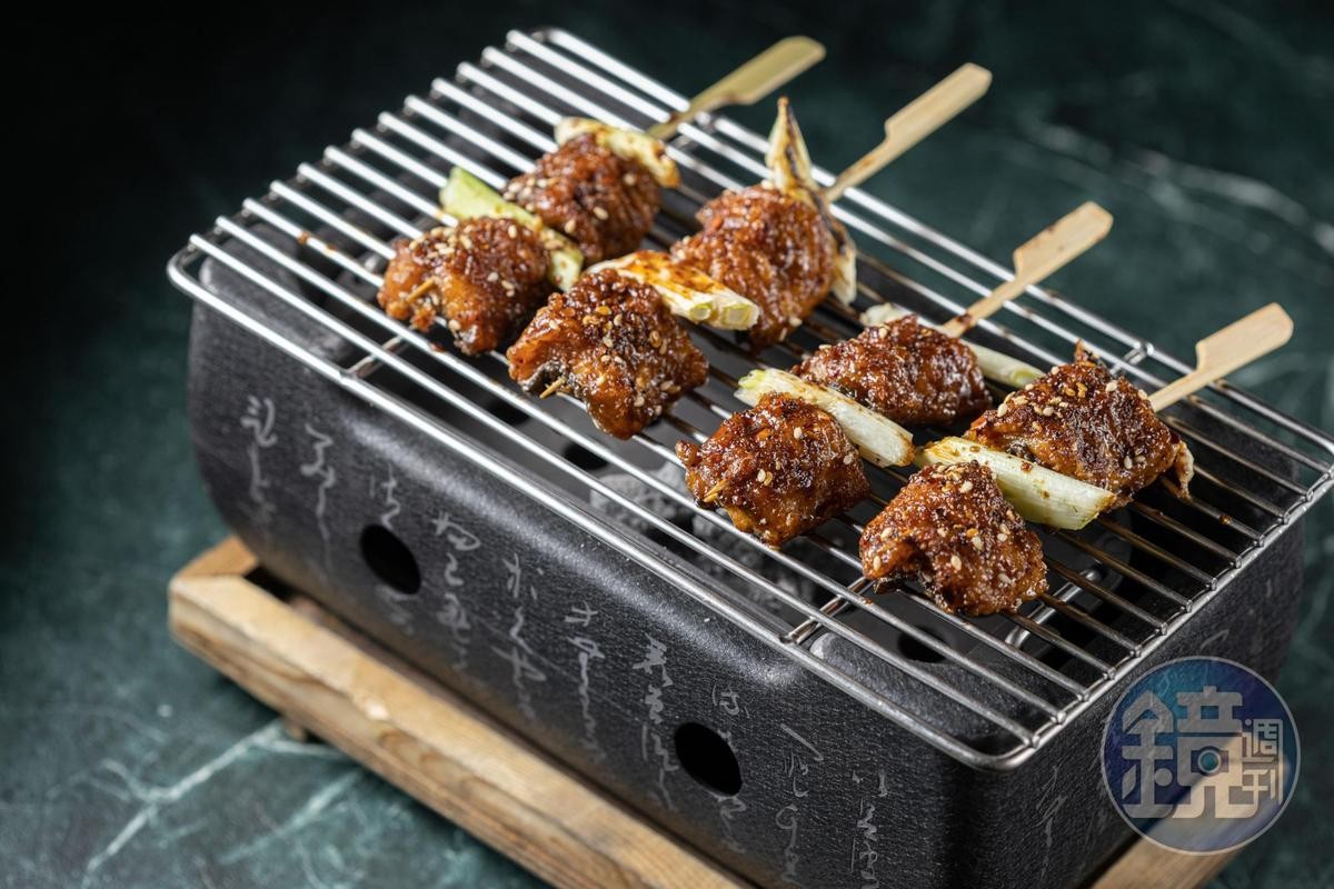 「shushu酥燒鰻串」選用厚身台灣白鰻，將酥炸過的白鰻淋上四川怪味醬，吃得到濃郁花椒香氣。