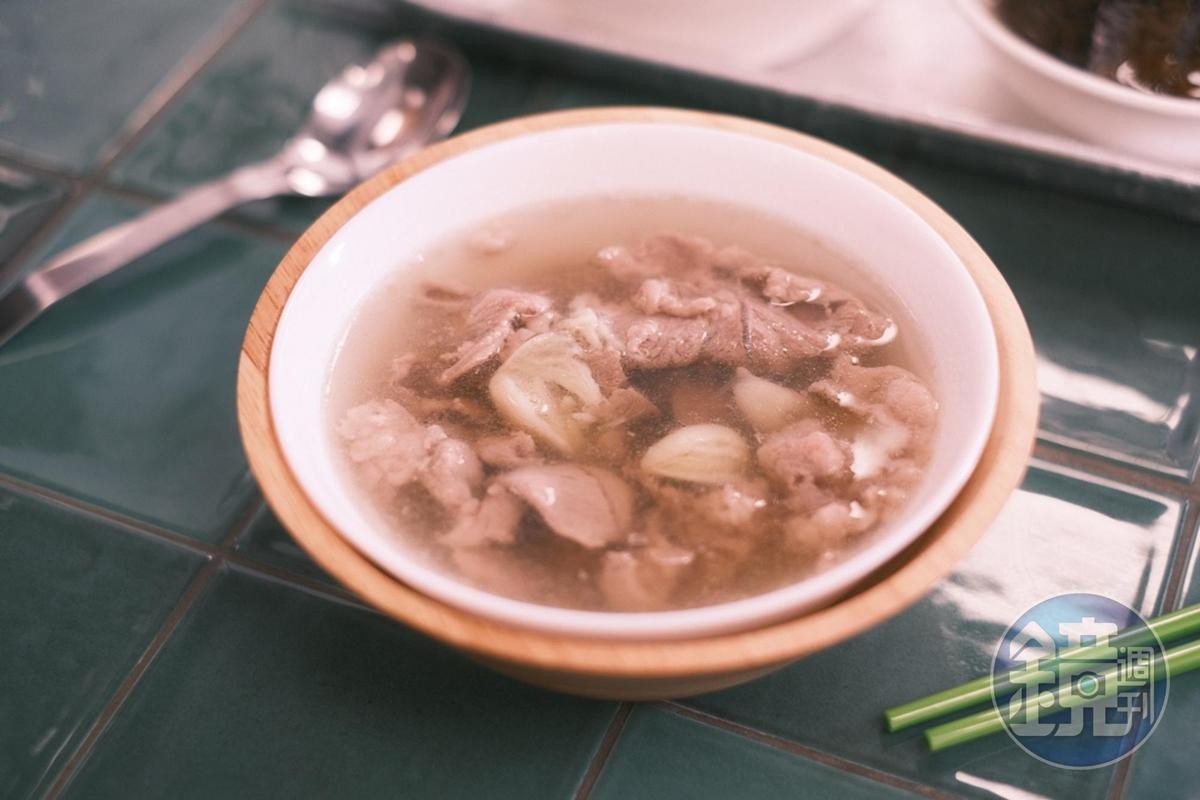 湯品很貼心的用木碗包覆，有當歸、清燉、蒜頭可供選擇，拿取時不會燙傷，羊肉湯不夠喝，也能續湯。