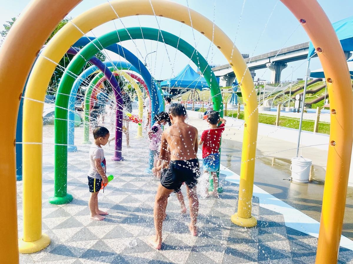 海世界水樂園5種不同體驗玩法增加親子互動的樂趣。（新北高灘處提供）