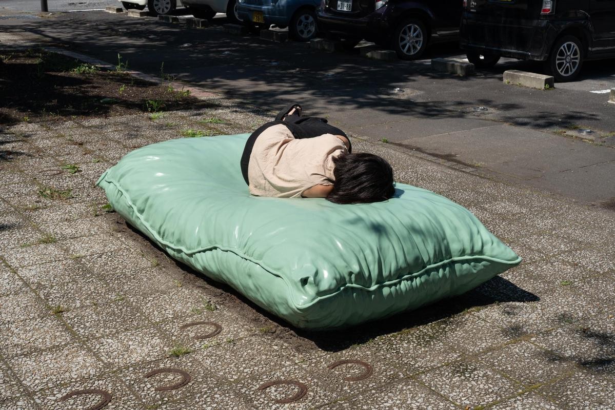 中國藝術家劉建華的作品《Mark in the Space》讓人走累了就能躺下來休息。（翻攝自美術館官網，攝影師小山田邦哉）
