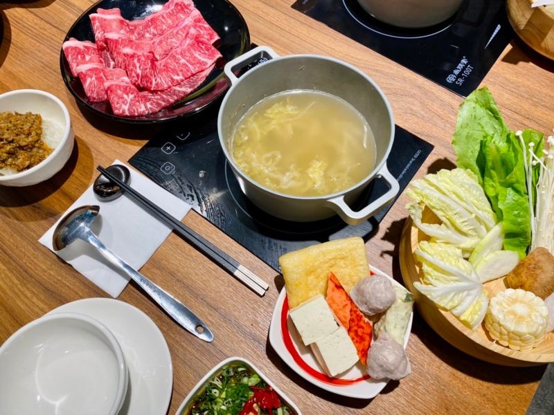 ▲「肉大人」招牌發酵湯頭酸白菜火鍋，越煮越回甘。（圖／記者蕭涵云攝）