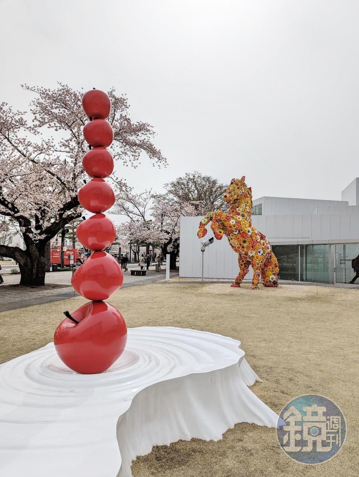 後方為韓國藝術家崔正化的作品《Flower Horse》與美術館前方的蘋果藝術品相映。