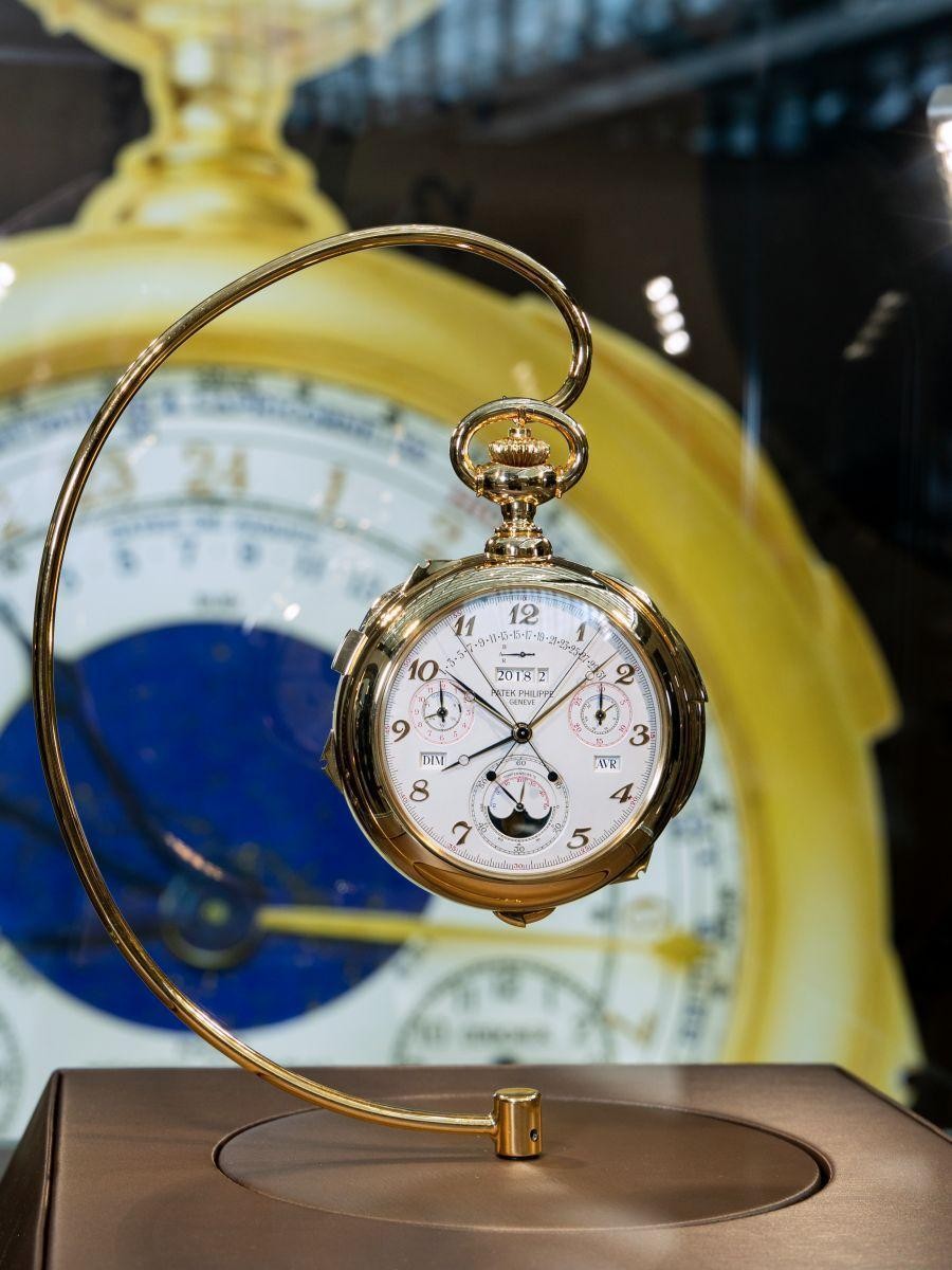 百達翡麗「Calibre 89」黃金懷錶，是百達翡麗製作的史上最多複雜功能的超級複雜時計之一，自1980年起開始研發，歷時近十年才製作完成，並於1989年問世，以慶祝品牌成立的150周年。此枚擁有神話一般的傳奇地位，至今仍是百達翡麗複雜製錶工藝的象徵。