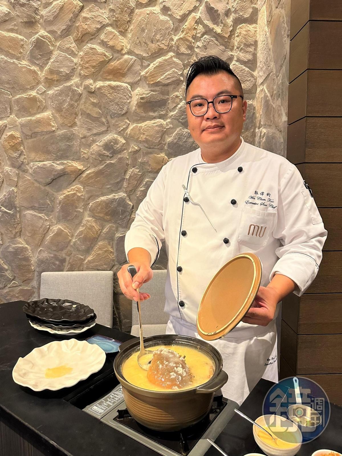 主廚郭偉鈞擅長用中式、日式料理手法烹煮海鮮食材。