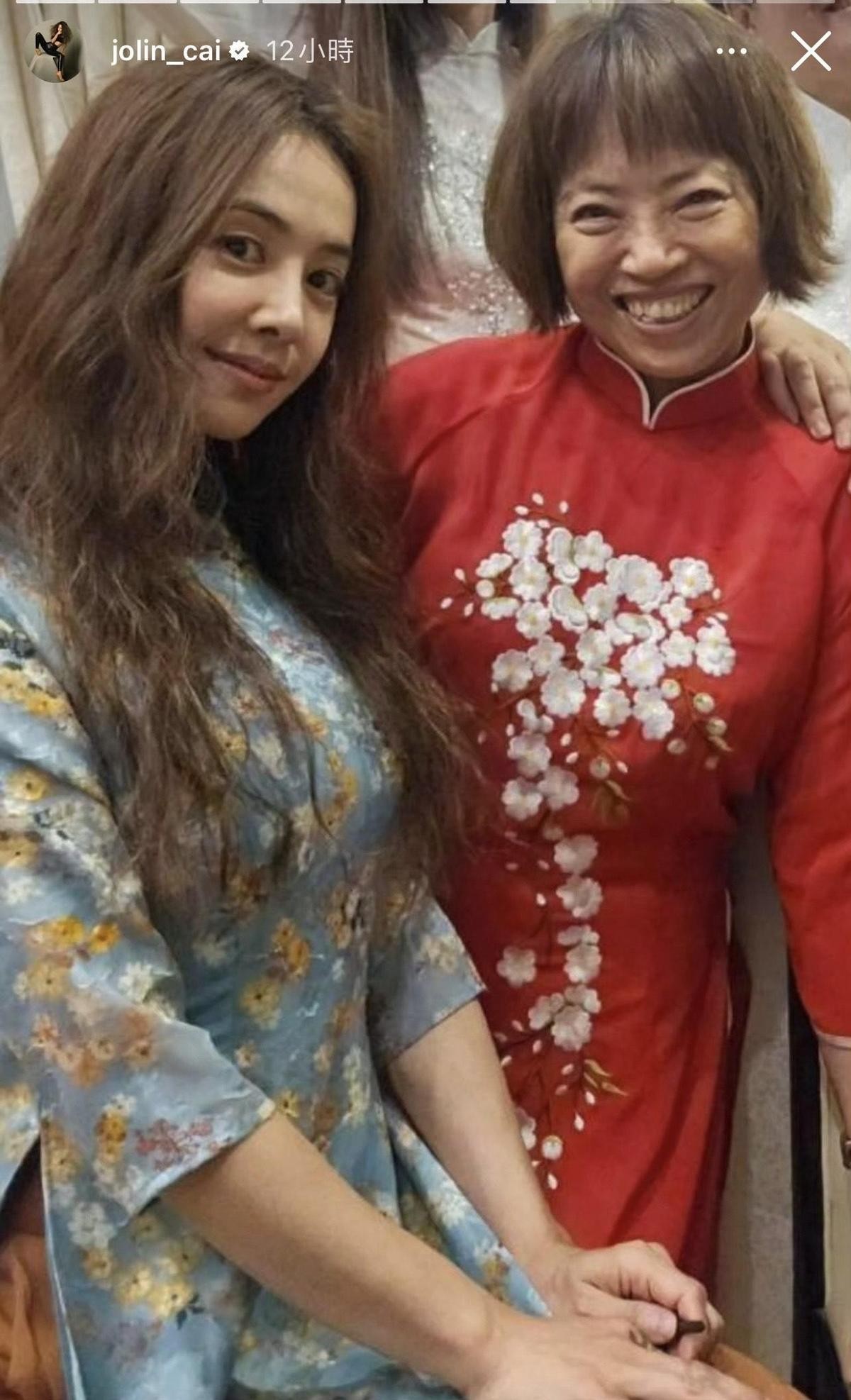 蔡依林與蔡媽媽穿著越南傳統服飾一起入鏡。（圖／翻攝自蔡依林IG）