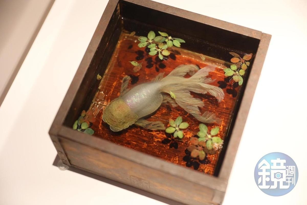 深堀隆介最知名的作品，就是將金魚繪於盛裝清酒木升杯中的「金魚酒」系列。