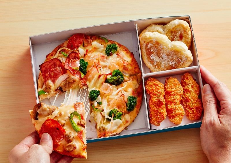 ▲達美樂My BOX「披薩便當」，升級推出雙拼口味。（圖／達美樂提供）