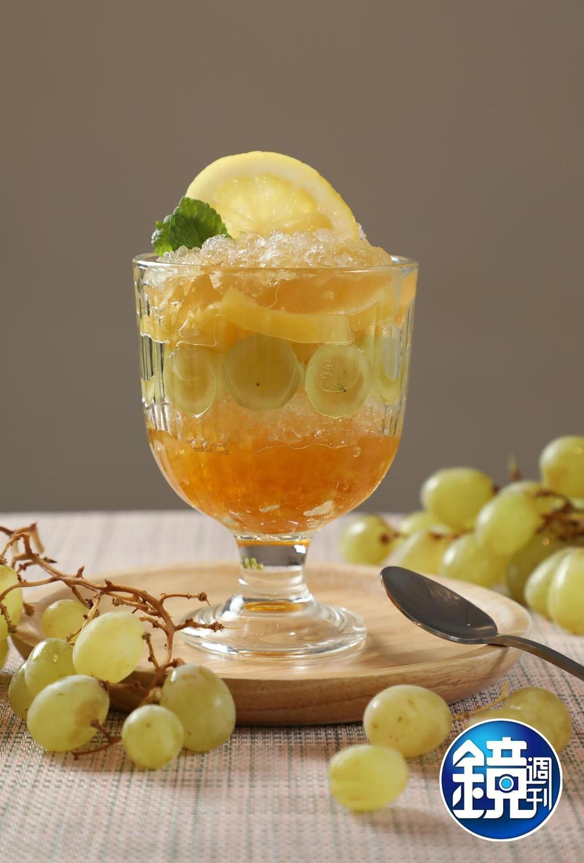 「葡萄冰」用綠葡萄、糖漬檸檬疊出層次，視覺沁涼。（80元／份）