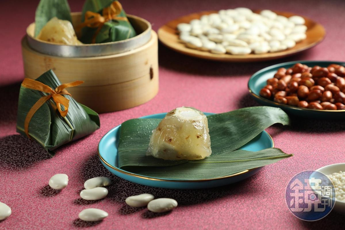 「台北福華大飯店」的「桂花蜂蜜麻糬冰粽」外皮是桂花風味，內裡以花生為白豆沙餡提香。（108元／顆）