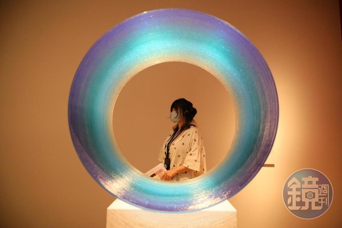 石川美奈子一絲一絲繪譜而成的作品，會透過不同角度、光線而看出變化。