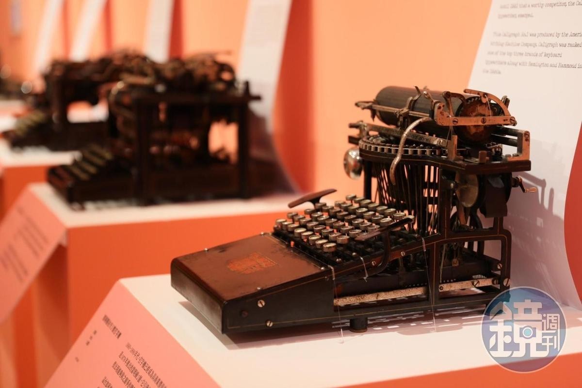 現場所見不同年代、操作方式的骨董打字機，都是奇美博物館的獨家收藏。
