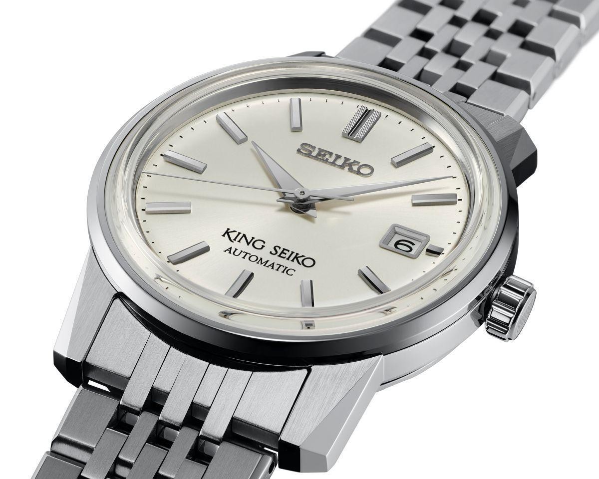 全新King Seiko SJE089 外型幾乎就是1965年老錶的翻版，採用6L35機芯，但錶殼和盒形藍寶石水晶錶鏡做了微調，使厚度僅約10.7mm。