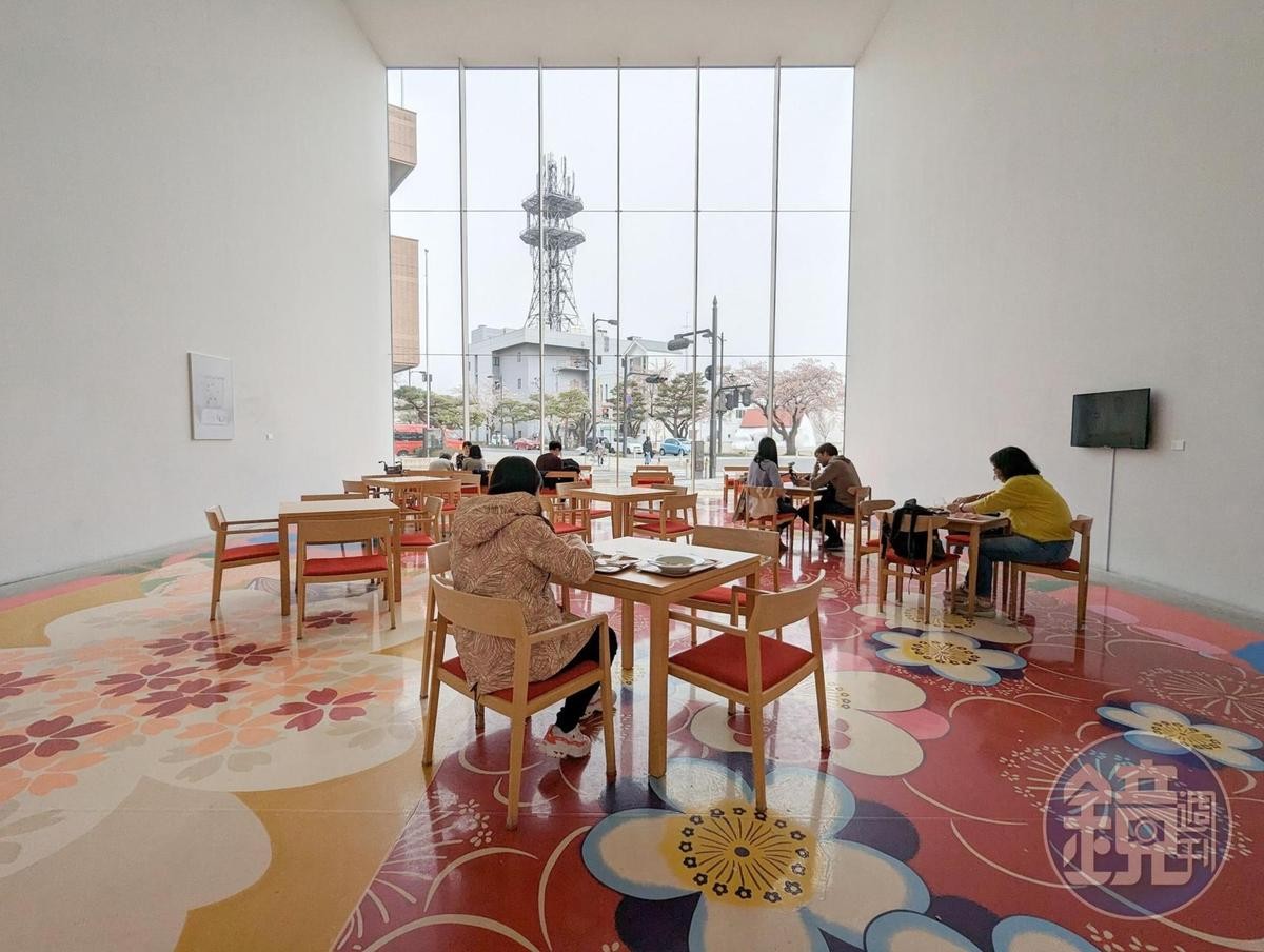 美術館咖啡廳裡的地板也是一幅作品，來自台灣藝術家林明弘。