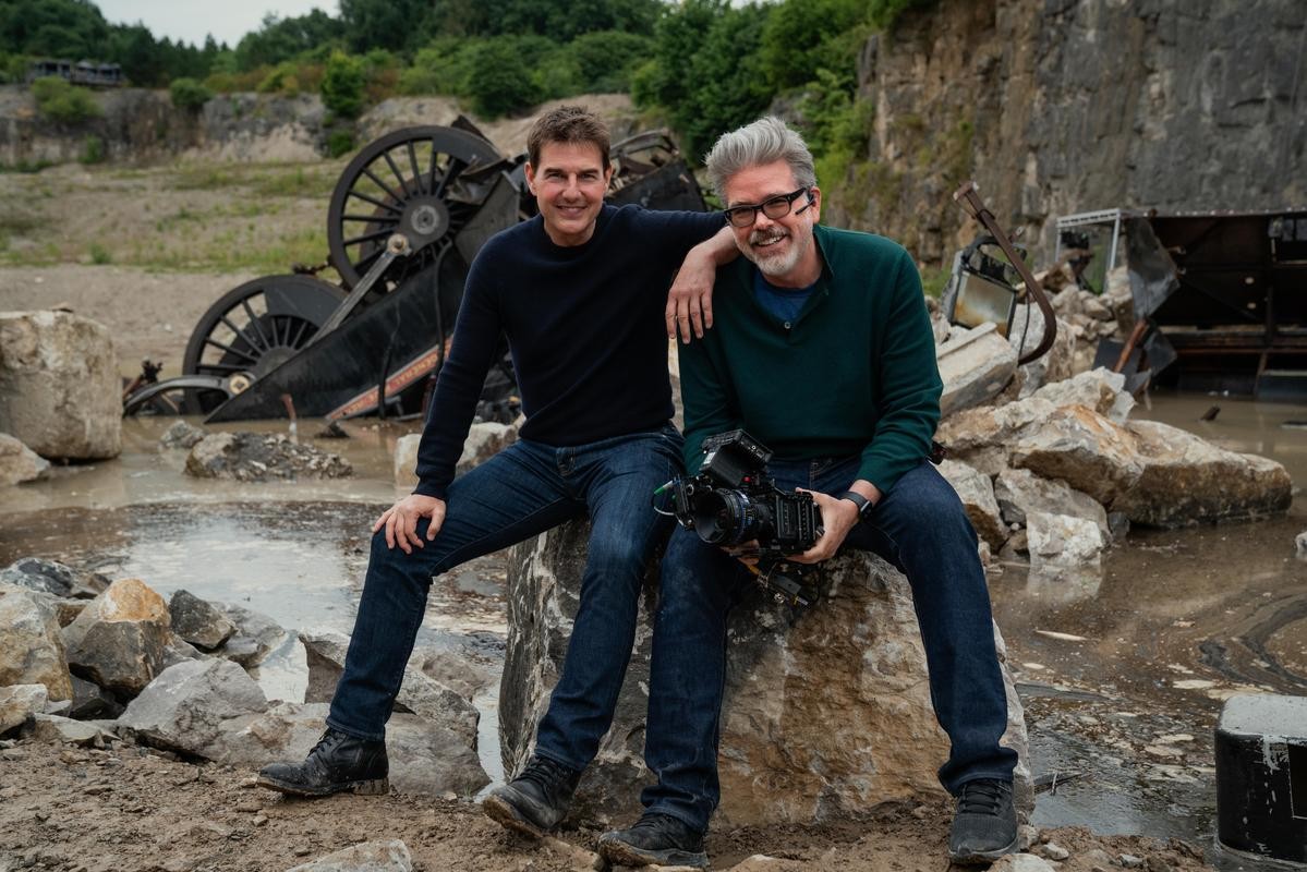 湯姆克魯斯（左）與導演導演克里斯多夫麥奎瑞（右）在拍攝火車追逐重頭戲的挪威外景地。（UIP提供）