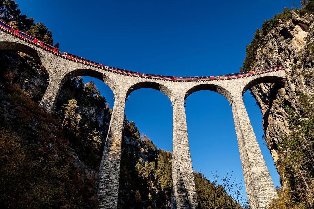 搭乘世界唯三的世界遺產伯爾尼納列車，沿途會行經被譽為「全球最美高架鐵路」的朗德瓦薩高架橋。（Heavens Portfolio提供）
