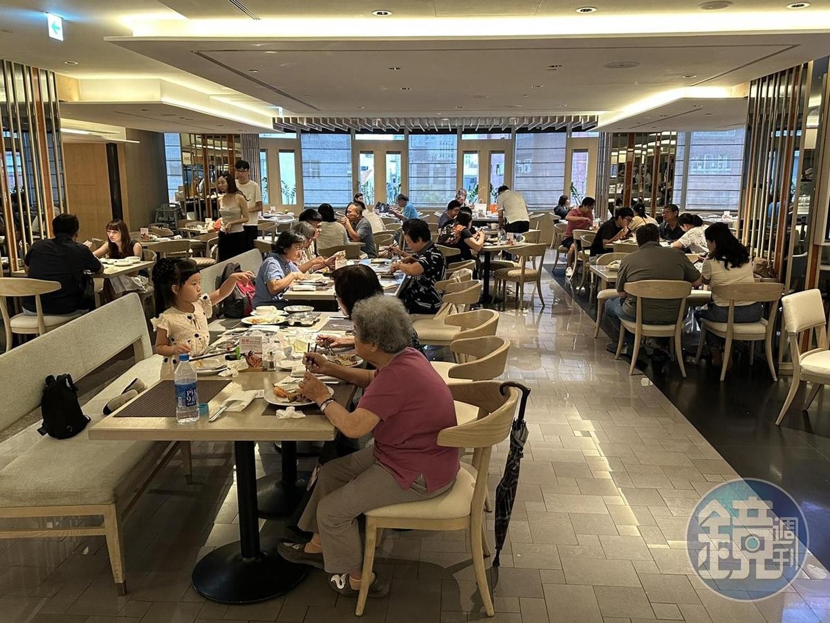 「遠東Café」是「台北遠東香格里拉」裡的人氣餐廳，平日午餐能坐到7成滿。