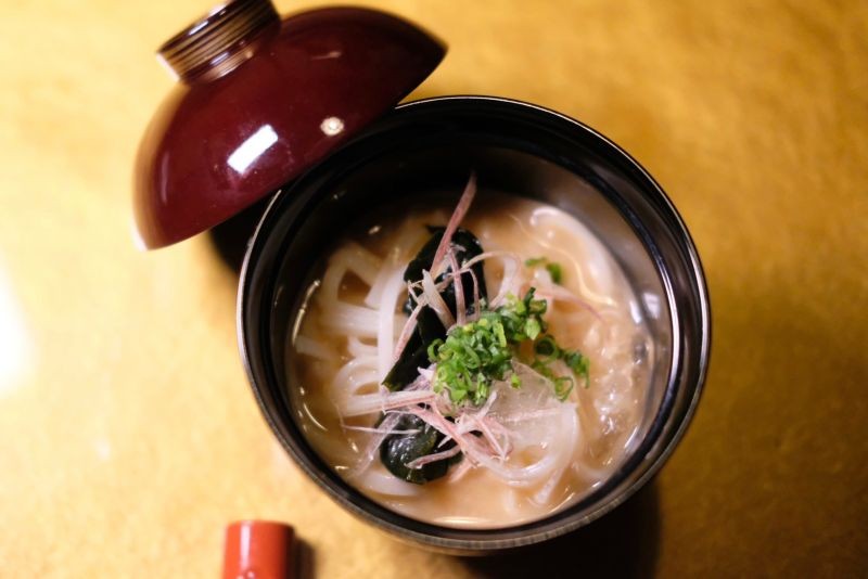 ▲套餐以胡麻風味的素麵做結尾，呼應日本人在夏季喜愛吃冰涼素麵的特有文化。（圖／記者葉盛耀攝）